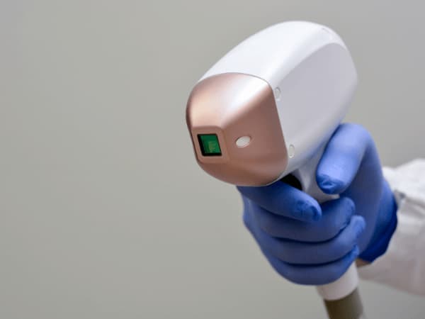 Dettaglio del manipolo professionale per epilazione laser diodo 808nm con sistema di raffreddamento integrato.