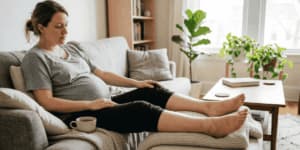 Scopri di più sull'articolo Gambe Gonfie in Gravidanza: La Guida Completa su Cause, Rimedi e Prevenzione