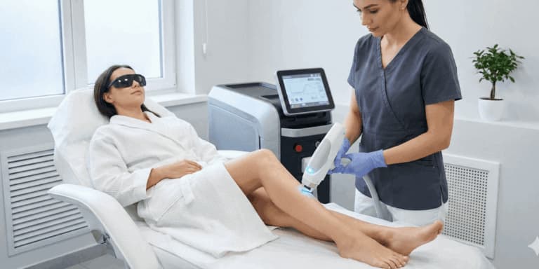estetista passa la miglior epilazione laser su cliente